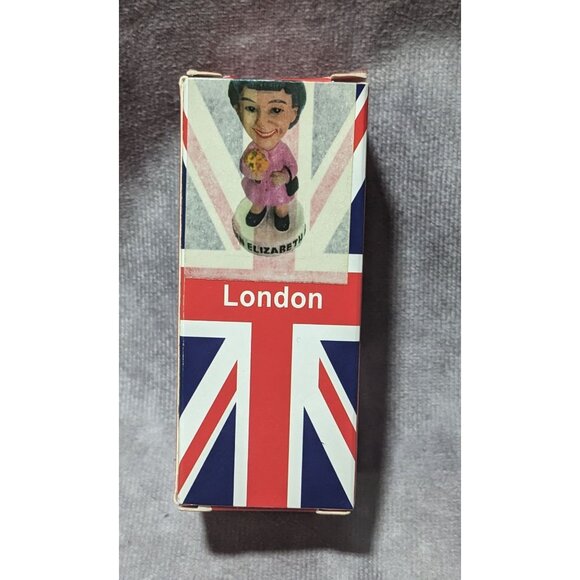 Queen Elizabeth II Mini Figure - Picture 10 of 16